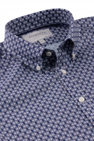 Tmavě modrá strečová košile s geometrickým vzorem