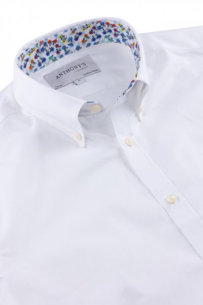 Bílá košile s barevným detailem