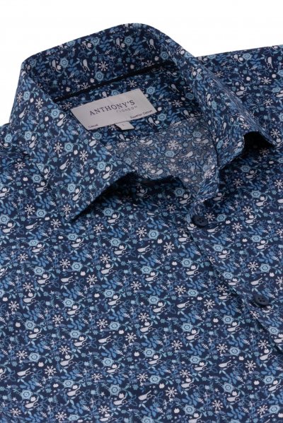 Tmavě modrá košile s geometrickým vzorem a krátkým rukávem