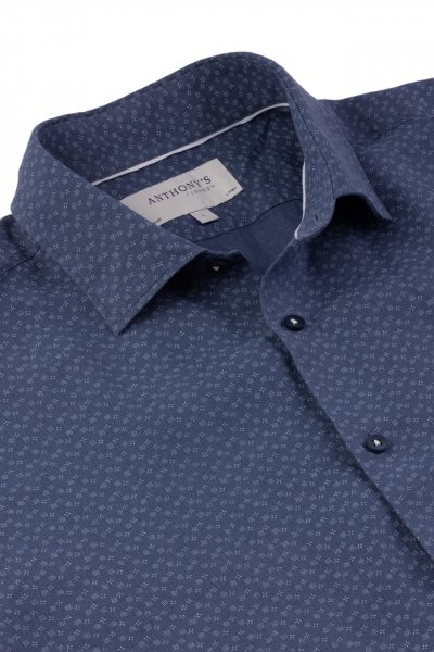 Modrobílá lněná košile s geometrickým vzorem