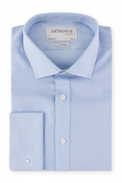 Světle modrá non-iron košile s jemným vzorem na manžetové knoflíčky
