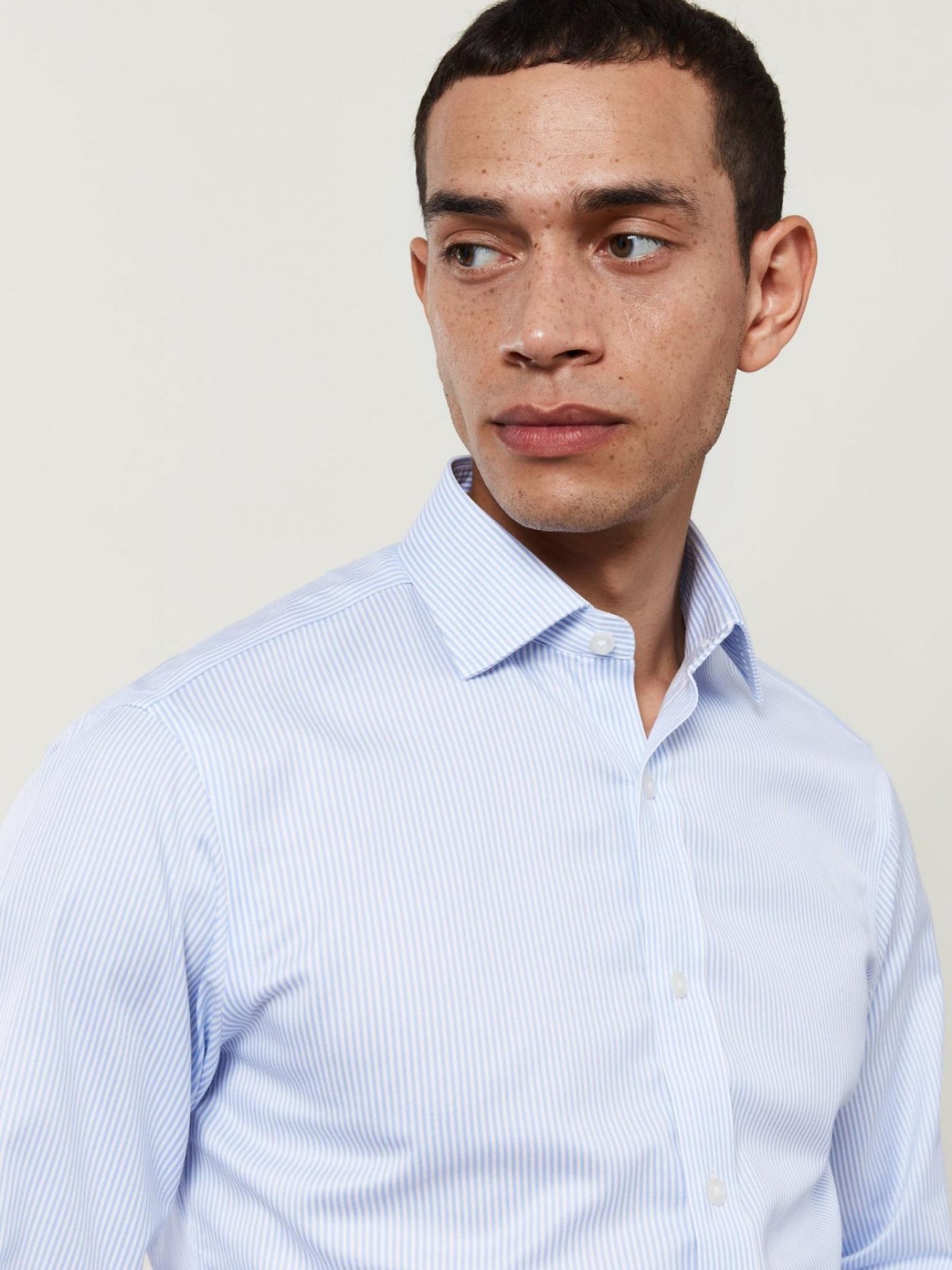 Pánská světle modrá non-iron košile s jemným proužkem