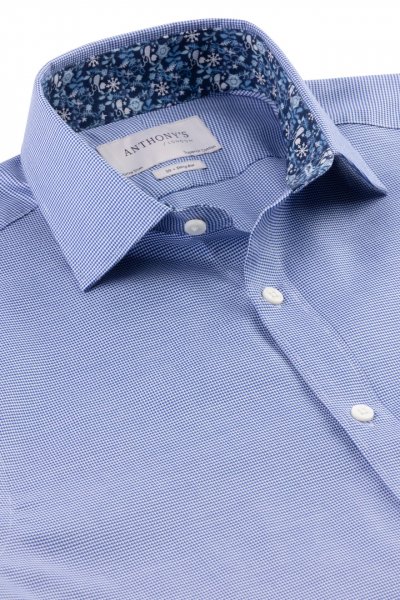 Modrá košile s jemným vzorem a tmavě modrým detailem