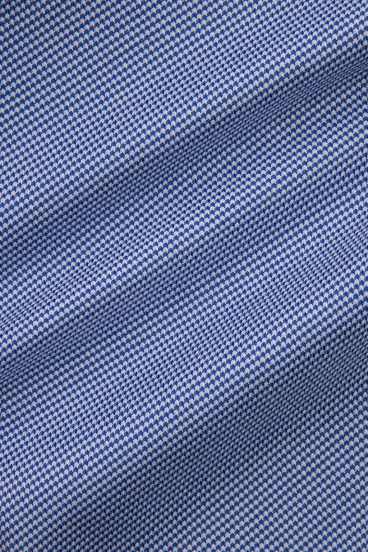 Pánská modrá košile s jemným vzorem a tmavě modrým detailem