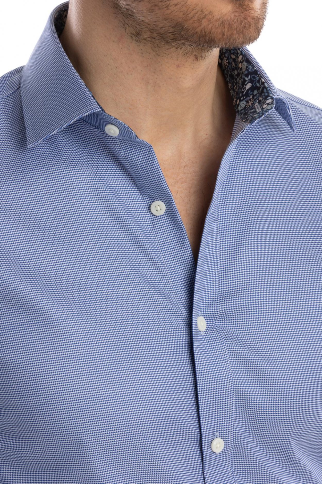 Pánská modrá košile s jemným vzorem a tmavě modrým detailem