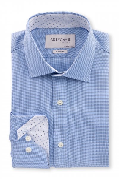 Světle modrá košile s jemným vzorem a barevným detailem