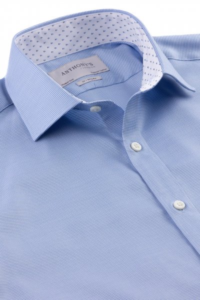 Světle modrá košile s jemným vzorem a barevným detailem