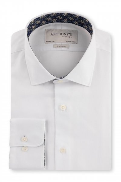 Bílá košile s modrým detailem