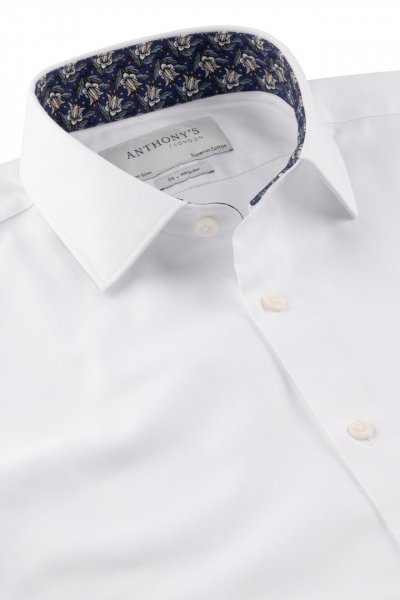 Bílá košile s modrým detailem