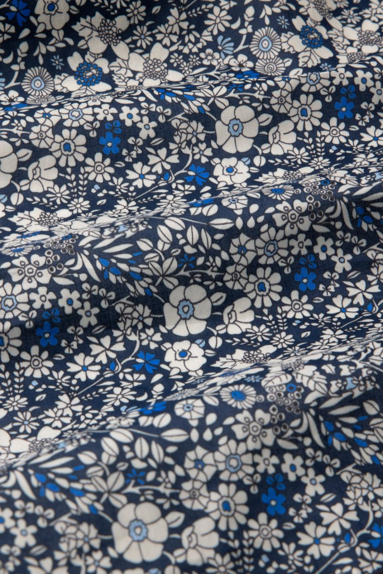Modrobílý bavlněný kapesníček s květinovým vzorem