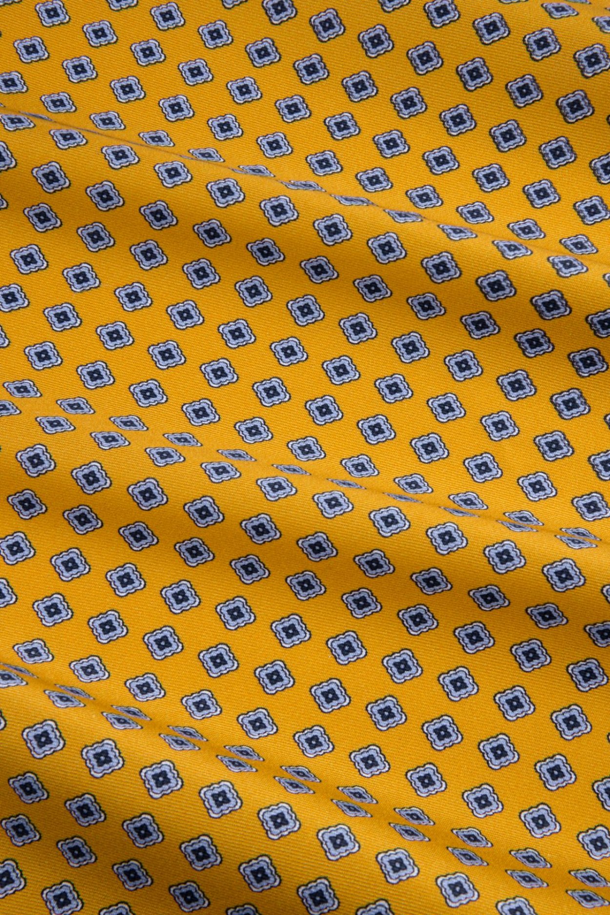 Žlutý hedvábný kapesníček se vzorem