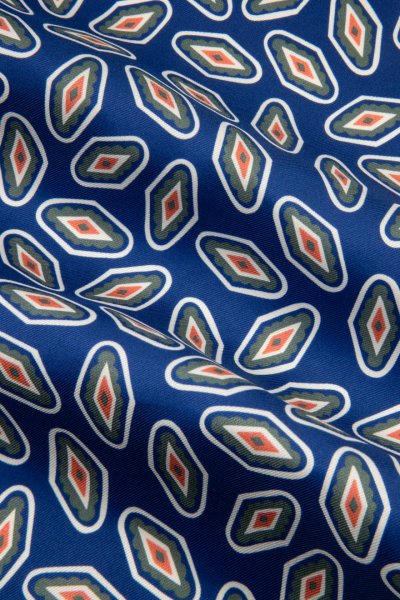 Modrý hedvábný kapesníček se vzorem
