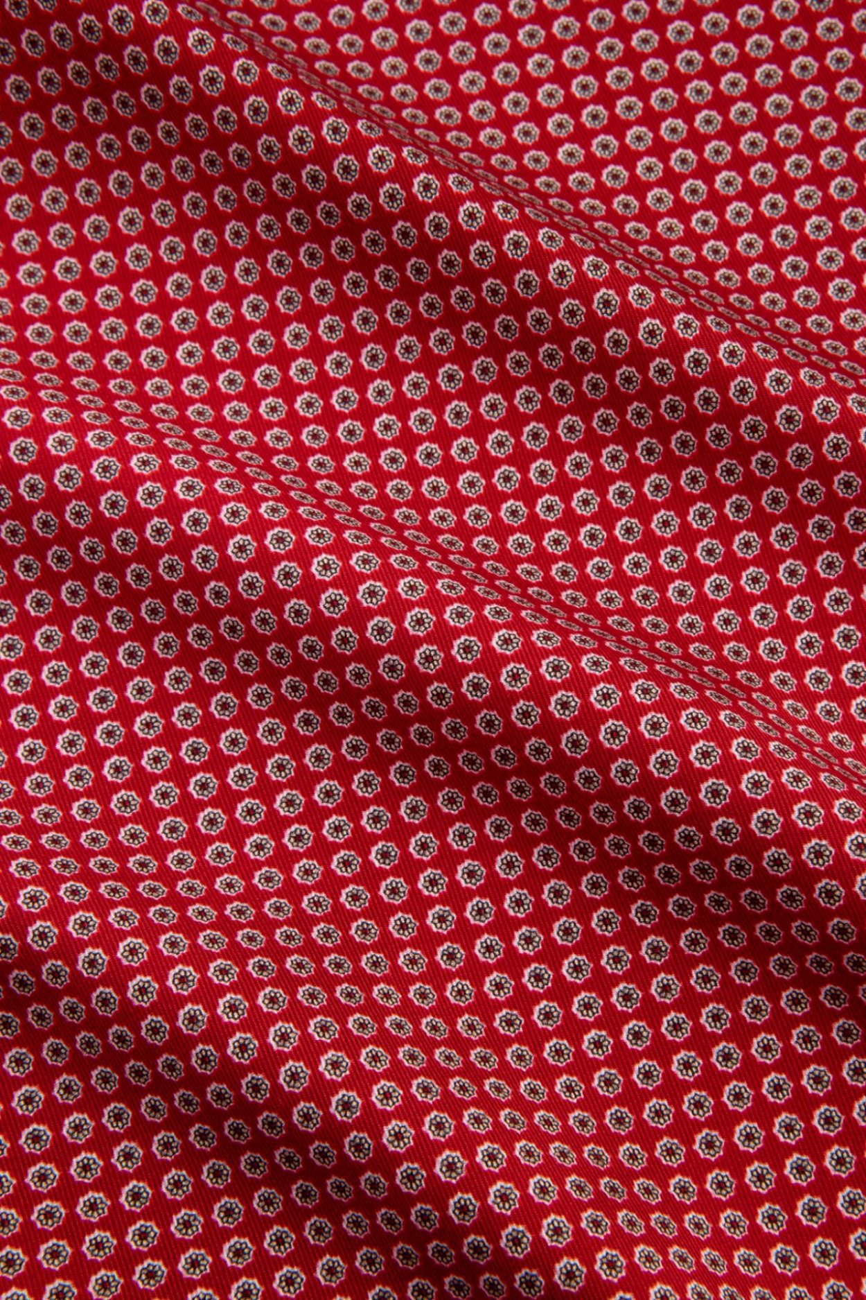 Červený hedvábný kapesníček se vzorem