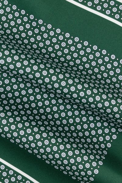 Zelený hedvábný kapesníček se vzorem