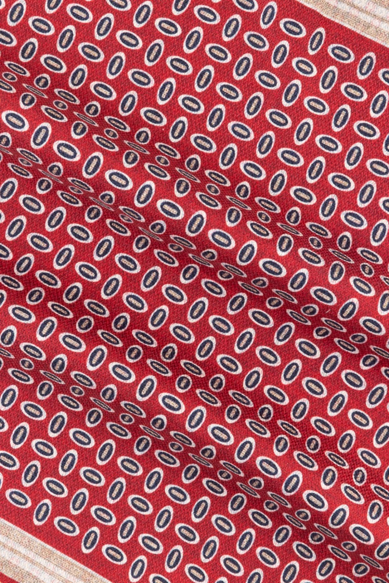 Červený hedvábný kapesníček se vzorem