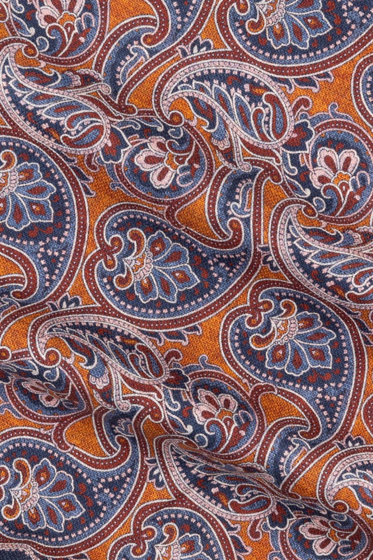 Oranžový hedvábný kapesníček se vzorem