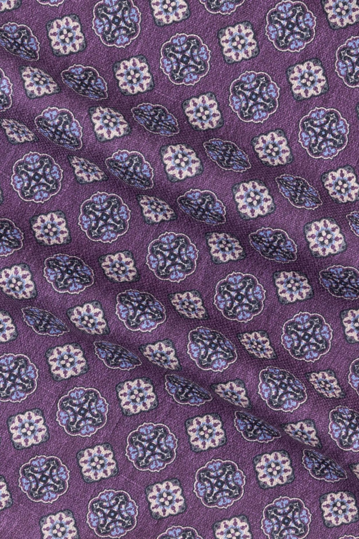 Fialový hedvábný kapesníček se vzorem