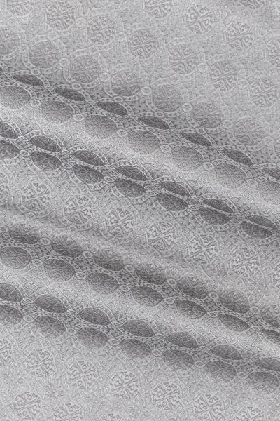 Stříbrný hedvábný kapesníček s jemným vzorem