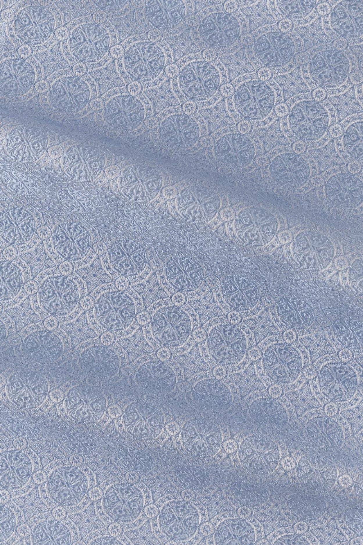 Světle modrý hedvábný kapesníček s jemným vzorem
