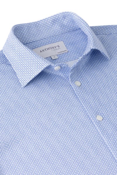 Modrobílá strečová košile s geometrickým vzorem