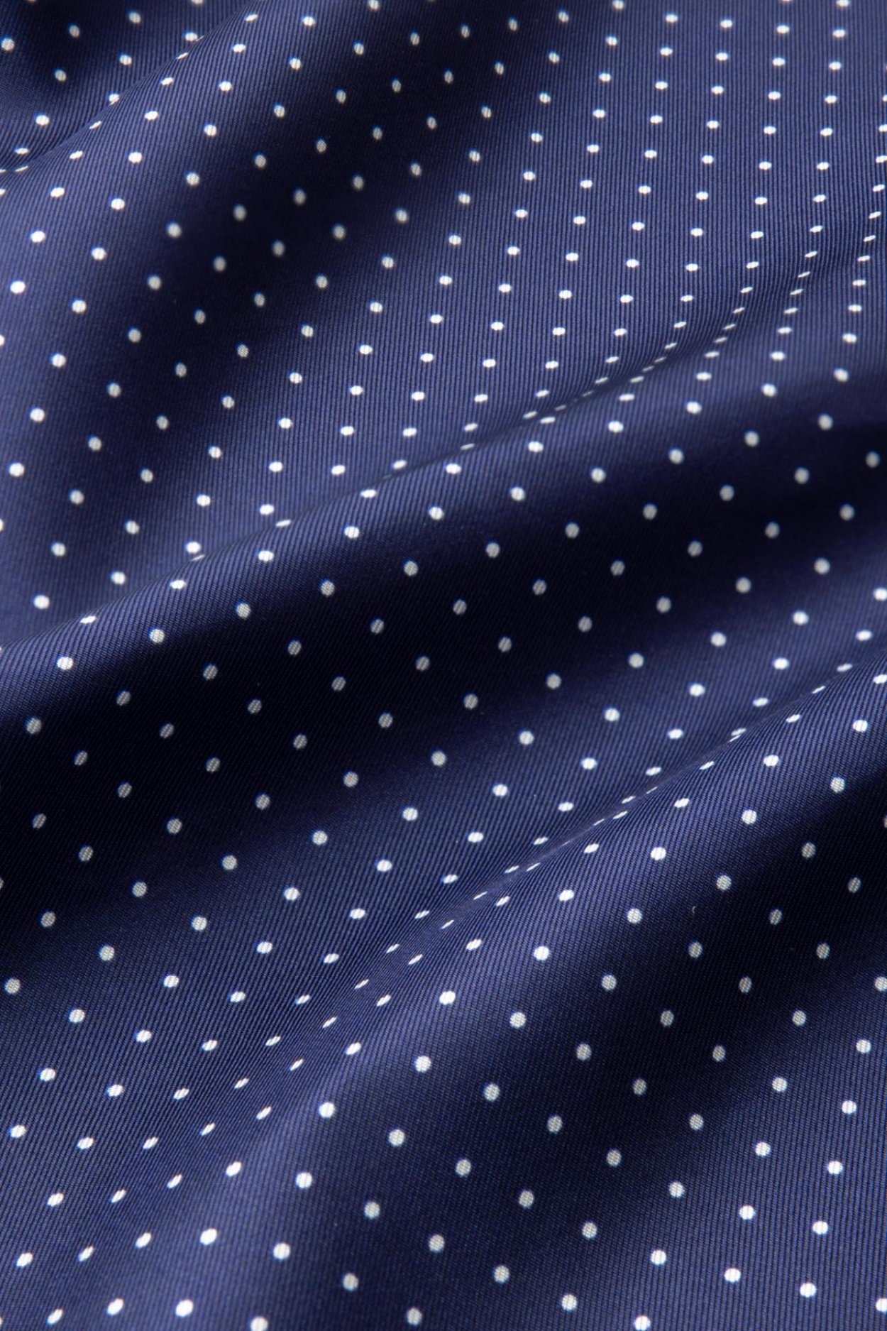 Tmavě modrý hedvábný kapesníček s puntíkem