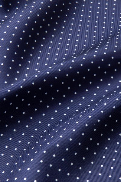 Tmavě modrý hedvábný kapesníček s puntíkem