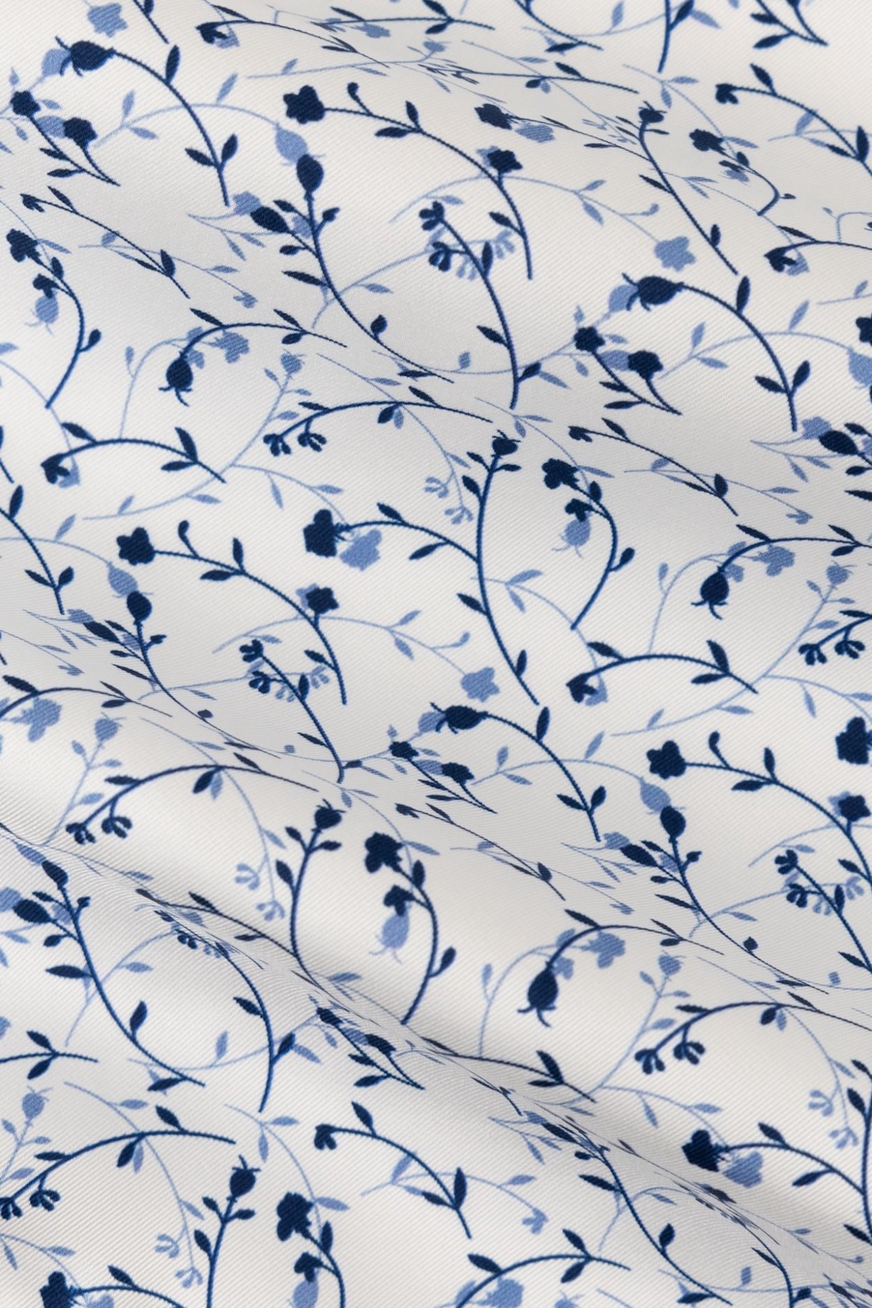 Bílomodrý hedvábný kapesníček s květinovým vzorem