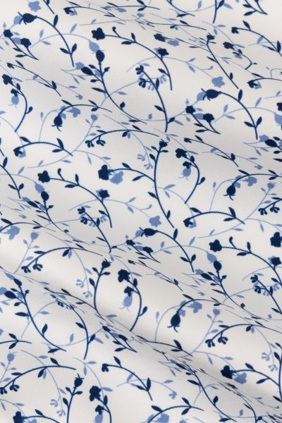 Bílomodrý hedvábný kapesníček s květinovým vzorem