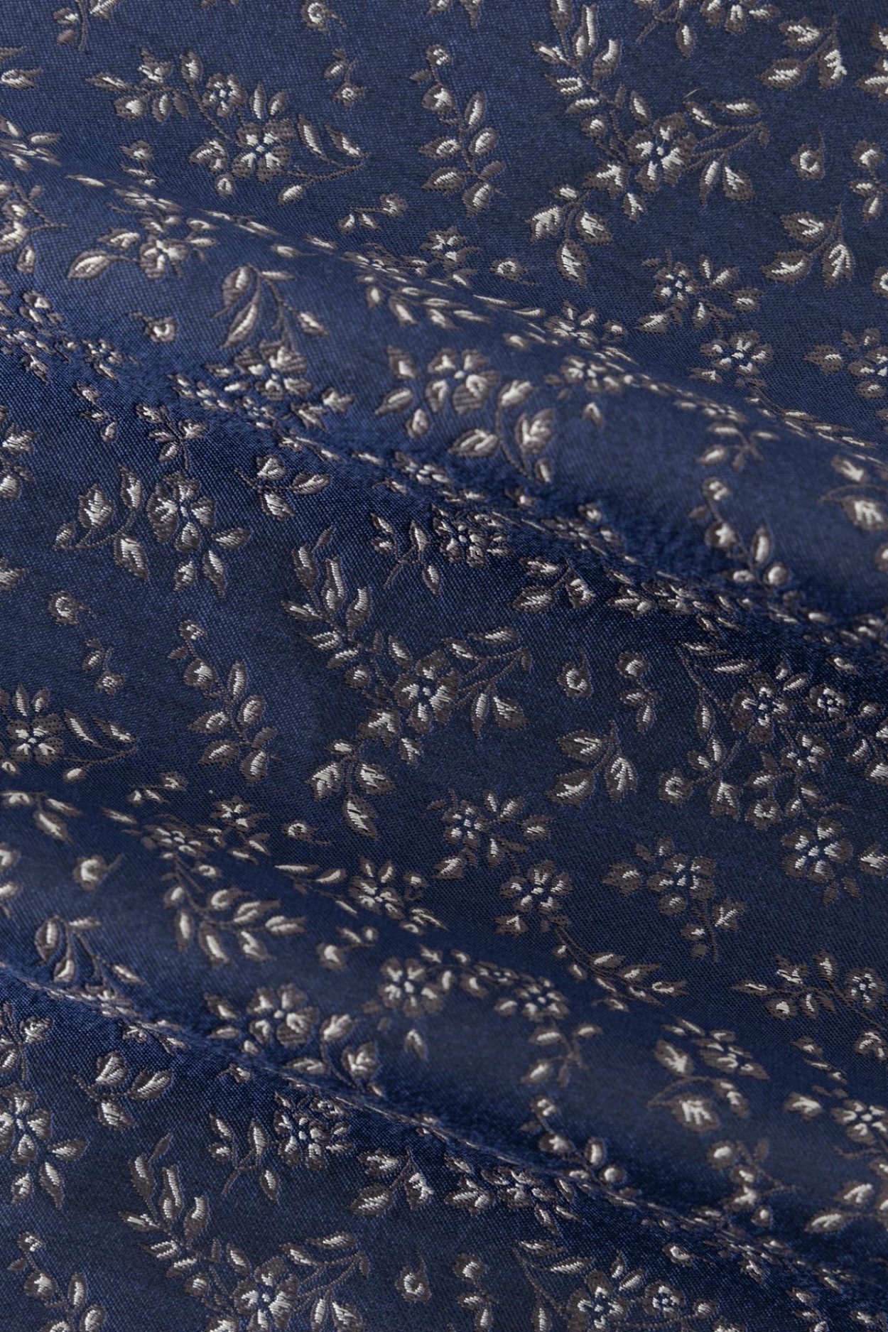 Modrošedý hedvábný kapesníček s květinovým vzorem