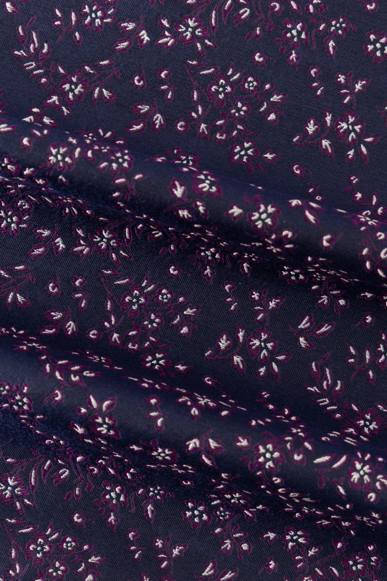 Tmavě modrý hedvábný kapesníček s květinovým vzorem