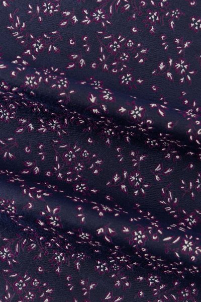 Tmavě modrý hedvábný kapesníček s květinovým vzorem