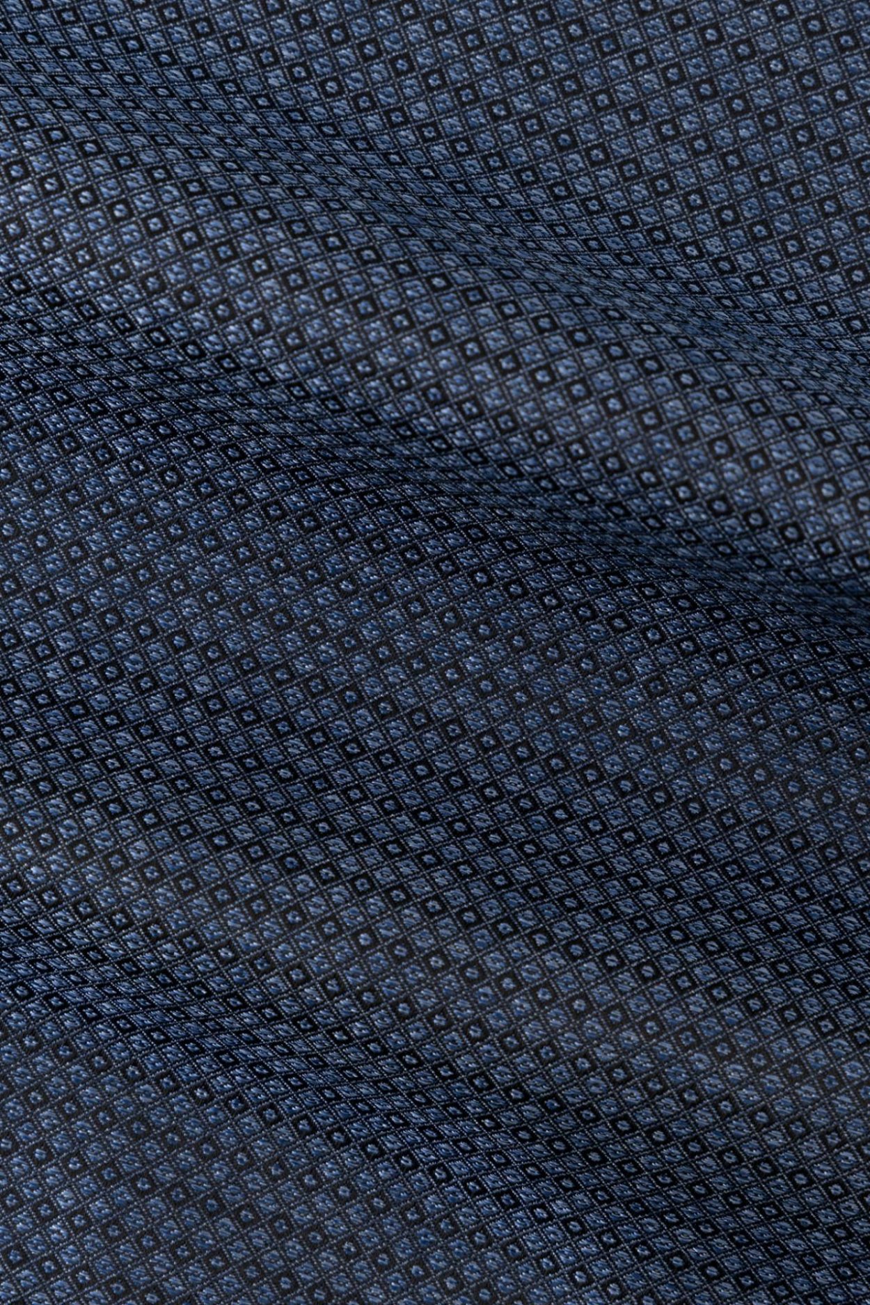 Tmavě modrý hedvábný kapesníček s kostičkou