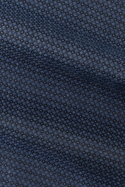 Tmavě modrý hedvábný kapesníček s kostičkou