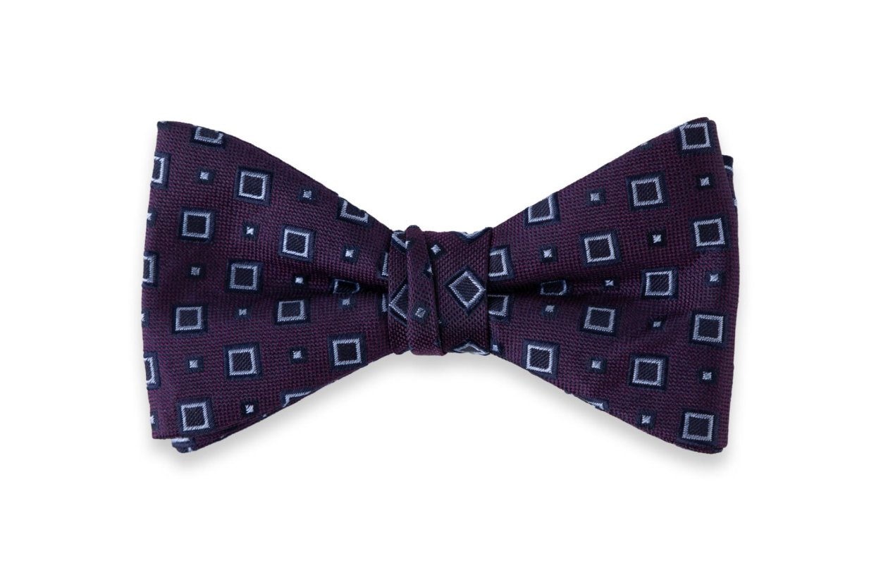 Fialový hedvábný motýlek se vzorem